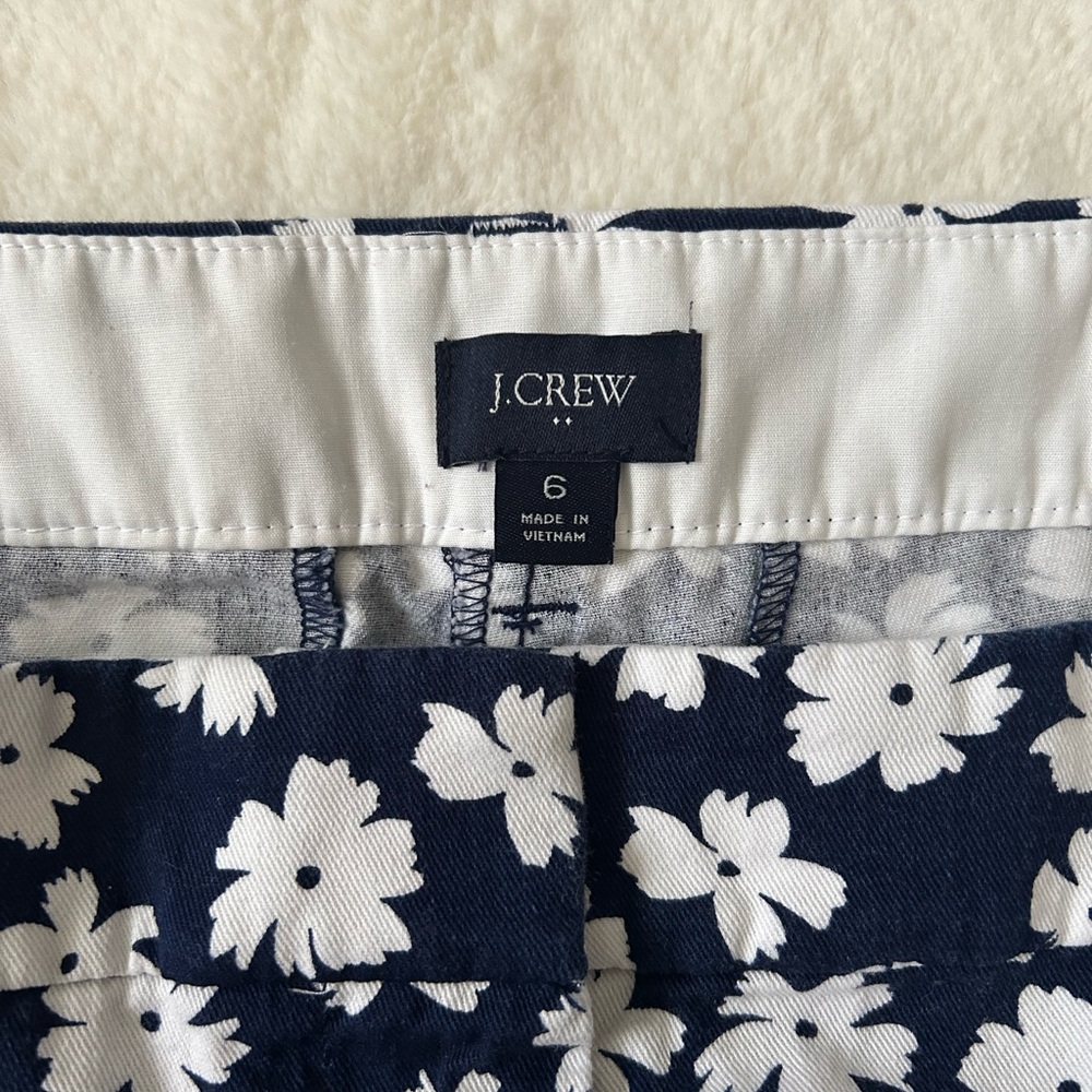 J.Crew Classic Chino Shorts Women's Blue/White Floral, Size 6, Like New - Picture 3 of 5